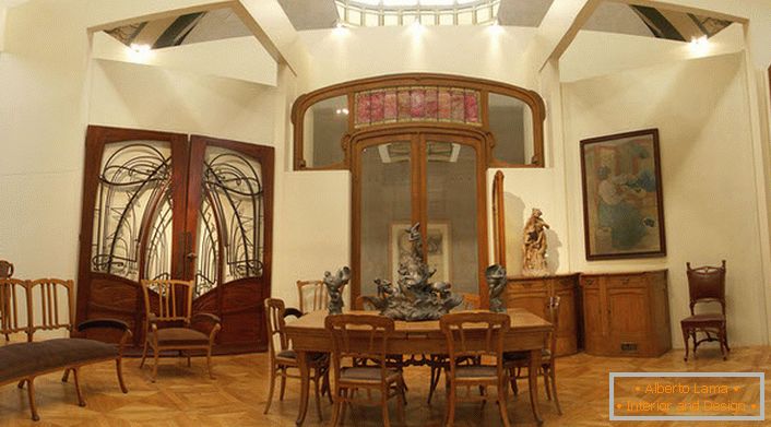 Salone pomposo in stile Art Nouveau.