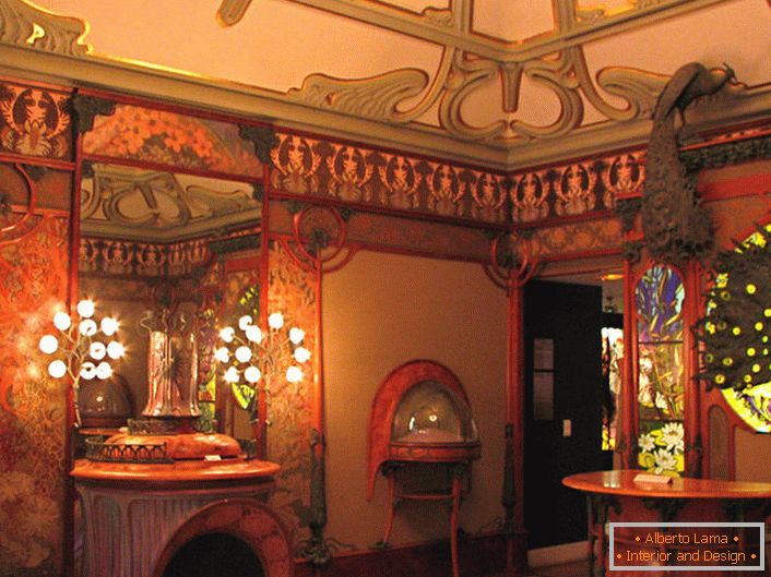 Sala in stile Art Nouveau con luce soffusa.