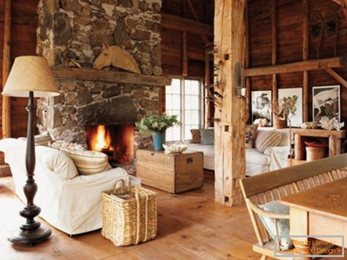 Casa di caccia con un soggiorno in stile country.