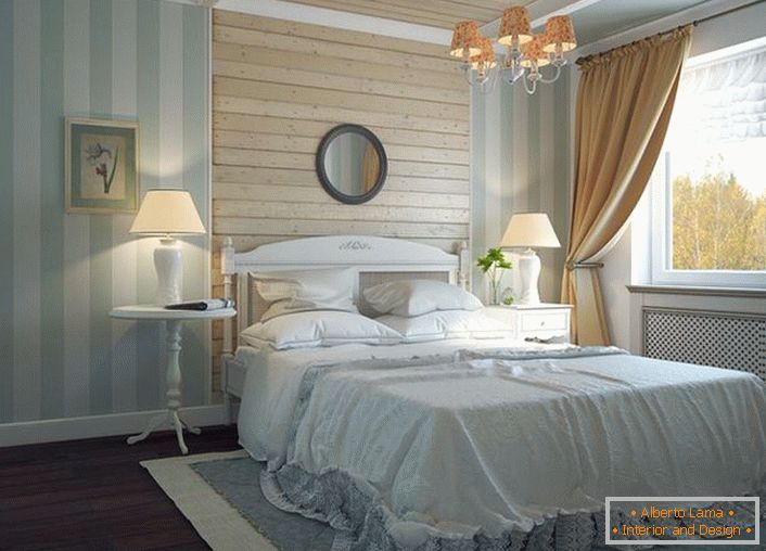 Si presume che la casa con questa meravigliosa camera da letto si trova in una delle province rurali della Francia. 