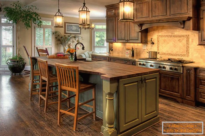 Grande cucina in stile country con mobili in legno massiccio. Eccellente combinazione di colori: oliva e marrone scuro.
