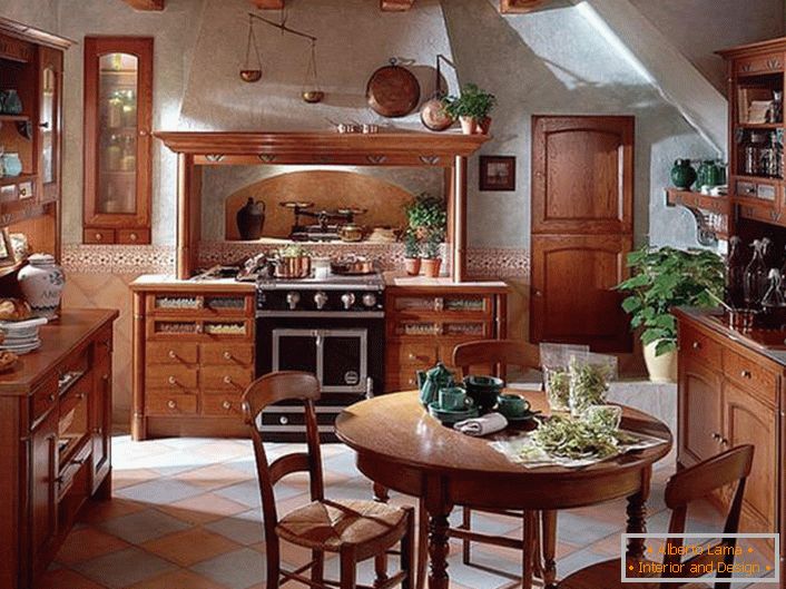 Cucina di campagna classica con mobili selezionati correttamente. La decorazione armoniosa dello spazio cucina era di fiori verdi in vasi di terracotta di diverse dimensioni.