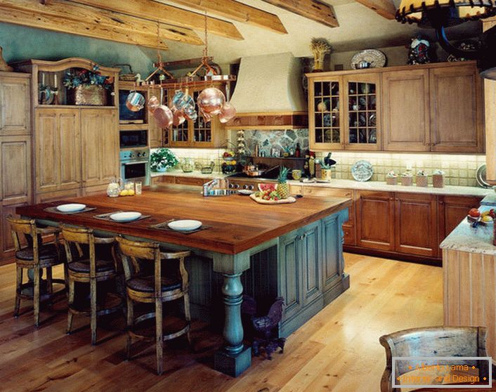 Nelle migliori tradizioni del paese nella progettazione dello spazio della cucina, vengono utilizzati principalmente materiali naturali.