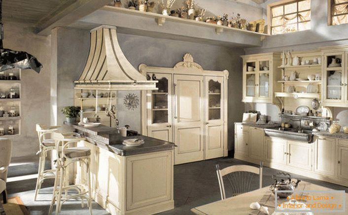 Una spaziosa cucina in stile country nella casa di un ricco spagnolo.