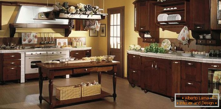 L'esempio corretto di arredare la cucina in stile country. Cesti di vimini, fiori, grappoli decorativi di uva - creano un'atmosfera di intimità in cucina.
