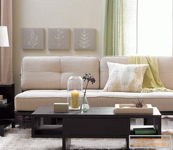 Decorazione di un piccolo soggiorno - comodo divano senza braccioli