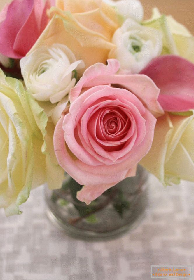 Ecco un mazzo di rose così bello che rimarrà sul tuo tavolo