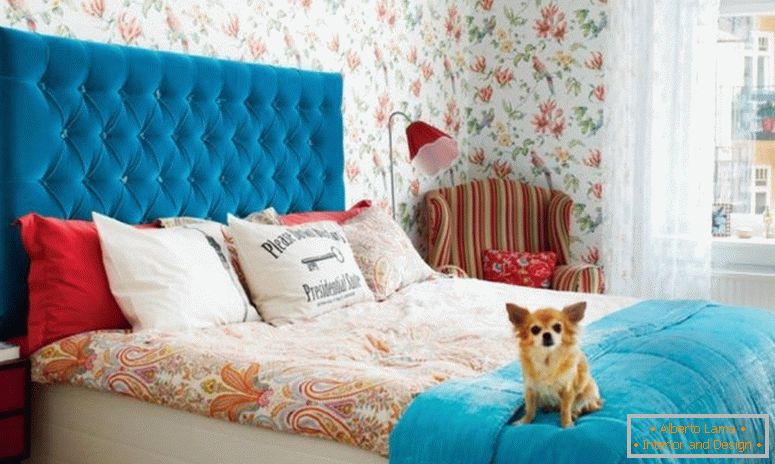 camera da letto-con-floreale-wallpapered