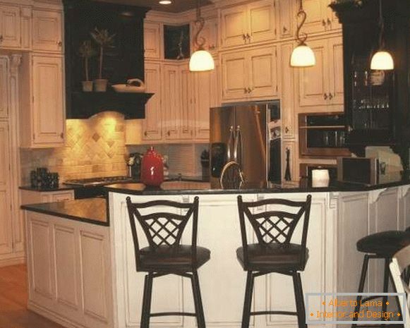 Interior design di una casa privata - foto di una cucina con bancone bar