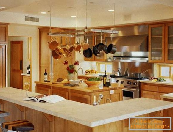 Cucina interna da pranzo in una casa privata - design con finiture in legno
