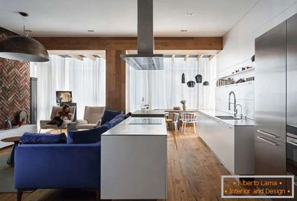 Interni moderni della cucina soggiorno in una casa privata