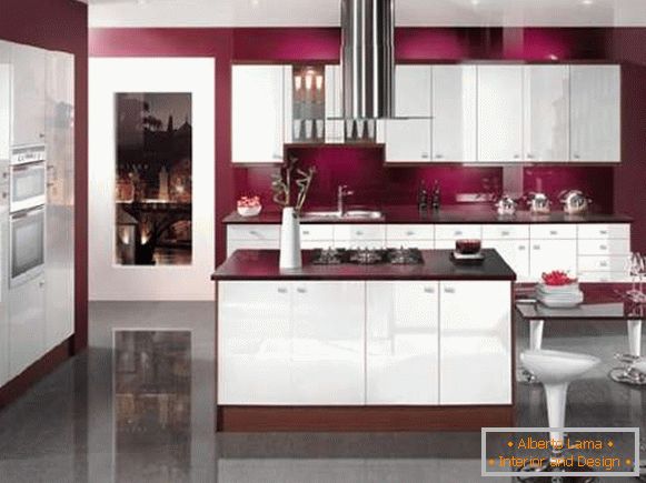 Cucina di lusso di una casa privata nei colori bianco e rosso