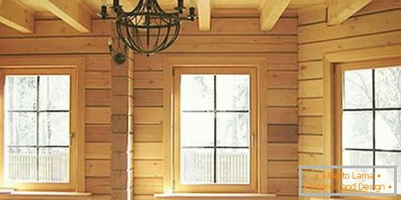 finestre in una casa di legno