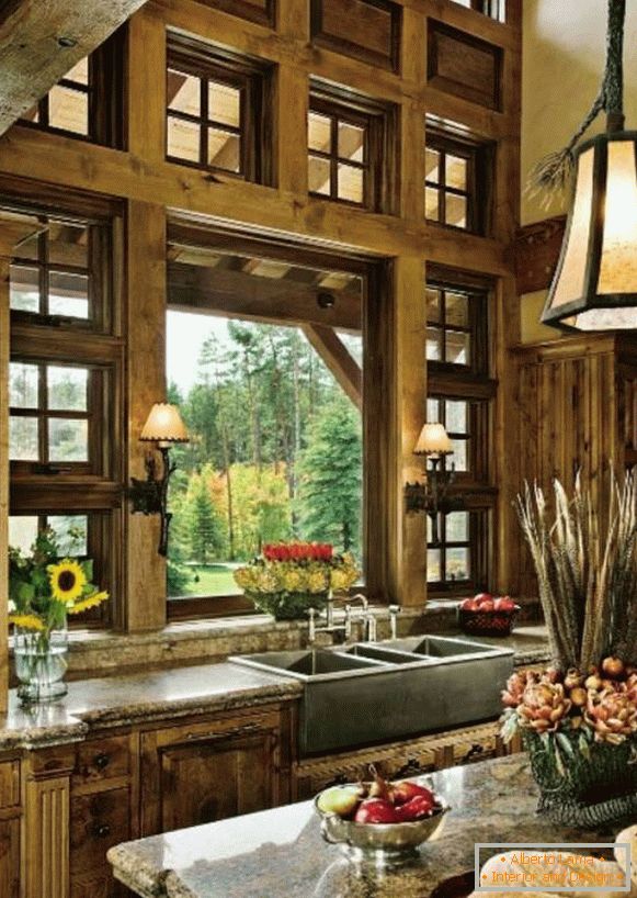finestre in una casa di legno фото
