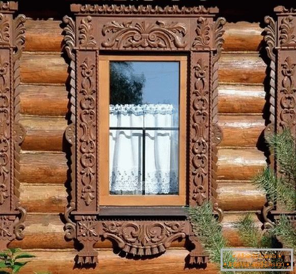 пластиковые finestre in una casa di legno