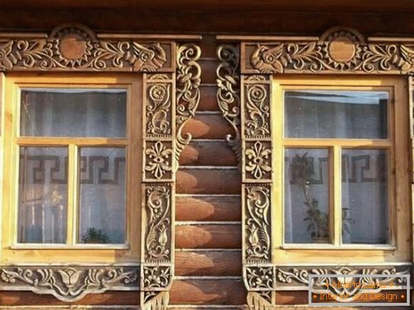 пластиковые finestre in una casa di legno