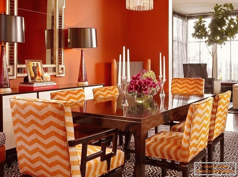Sedie arancioni nella sala da pranzo