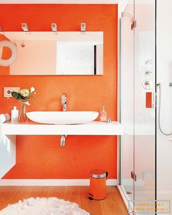 Specchio nel bagno arancione