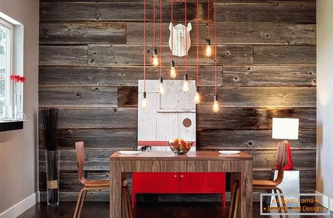 Decor di pareti con pannelli di legno nella sala da pranzo con le proprie mani