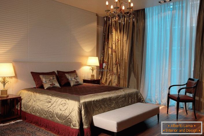 Illuminazione tradizionale di un sacco a pelo in uno stile classico-lampadario e plafoni abituali ai lati del letto. 