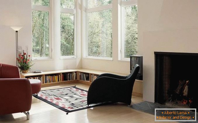 Design del soggiorno con due finestre angolari