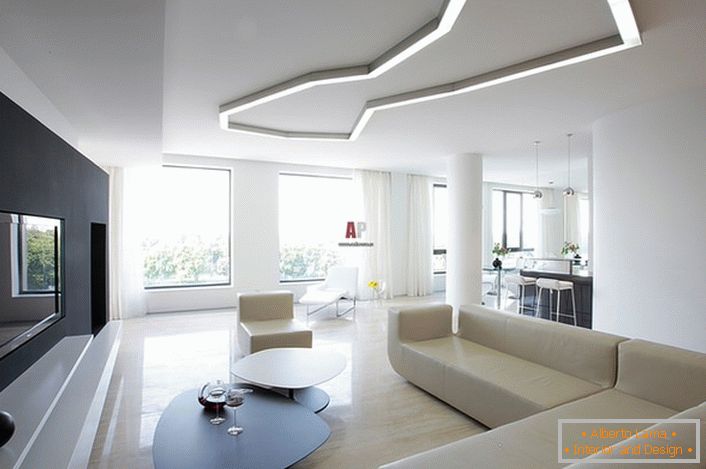 Un esempio della corretta selezione di illuminazione per il soggiorno nello stile del minimalismo. In conformità con i requisiti di stile nella creazione di forme geometriche interne e linee rigorose vengono utilizzati.