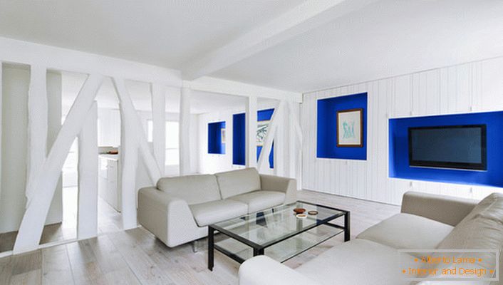 Il soggiorno nel monolocale è separato da una parete in cartongesso. Una soluzione elegante per il design creativo.