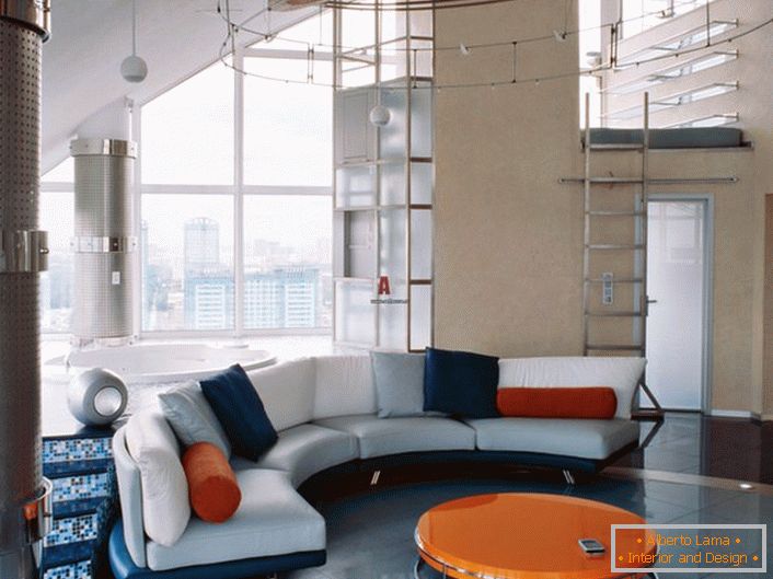 Lobby accogliente in stile avant-garde. La combinazione di un blu intenso con un arancione brillante sembra sempre redditizia.