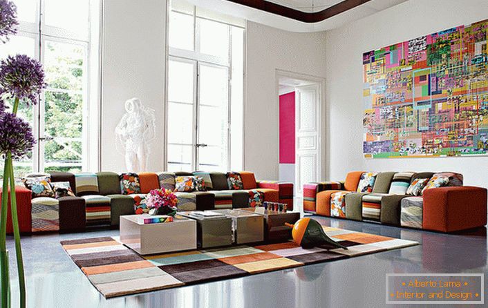 Una colorata camera per gli ospiti in stile d'avanguardia in una grande casa di una famiglia italiana. L'idea di design combina in modo competente un rivestimento per tappeti e mobili di una scala cromatica approssimativamente identica.