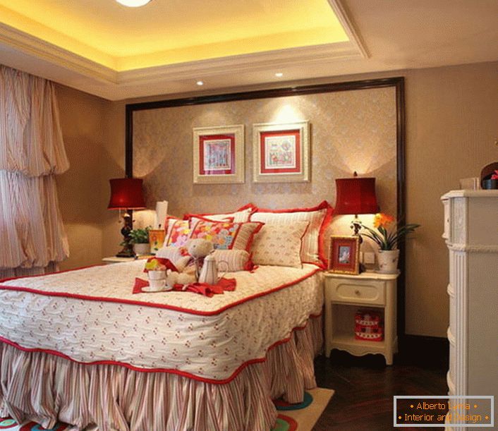 Una camera per bambini accogliente e luminosa in stile country in un appartamento di città.
