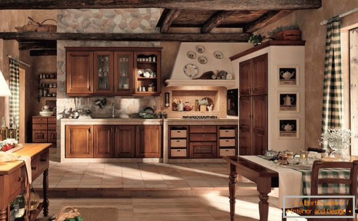 La cucina nello stile dello chalet attrae la sua semplicità. Il calore della casa, è così che puoi descrivere l'interno della cucina.