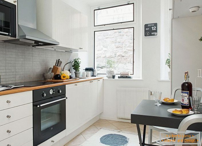 La cucina in stile scandinavo è il luogo ideale per le calde riunioni di famiglia. Lo spazio è decorato con modestia, laconicamente, ma con gusto.