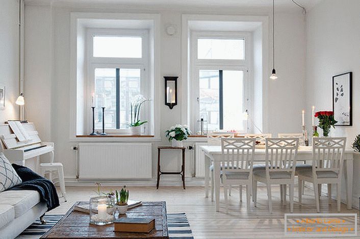 L'elegante soggiorno è diviso in un'area salotto e una zona pranzo. In conformità con lo stile scandinavo, le pareti della stanza sono decorate in bianco.