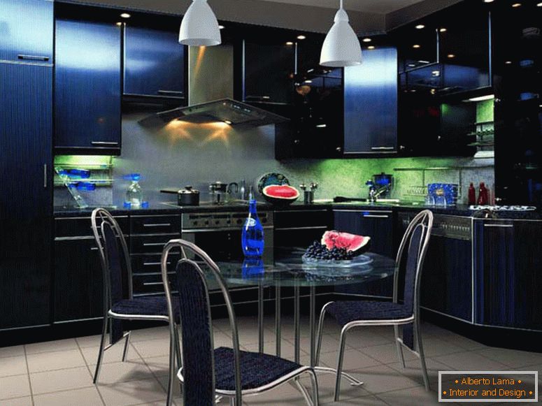 Insolito nel colore dei mobili, l'interno della cucina ricorda lo stile high-tech. Più luce 