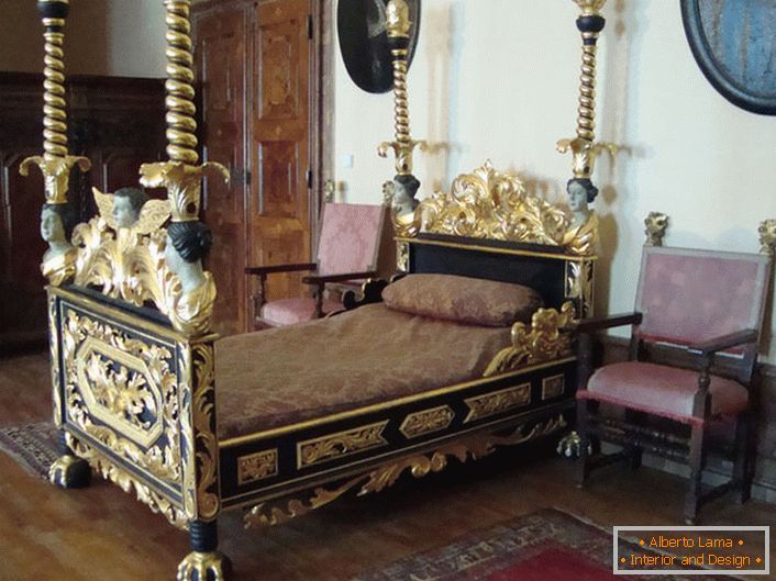 Camera da letto in stile barocco напоминает о временах средневековья. 