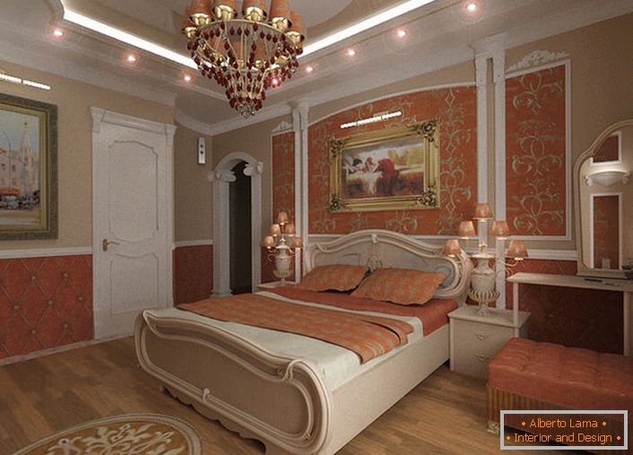 Una spaziosa camera da letto in stile barocco è decorata con colori di corallo.