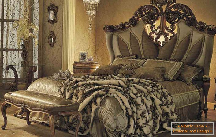 Un letto di lusso in una camera degli ospiti in stile barocco in una casa di campagna in una delle province della Francia.