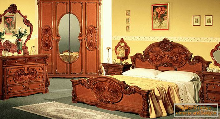 Mobili italiani per la camera da letto in stile barocco.
