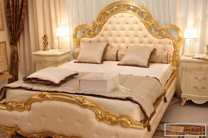 Gli schienali del letto sono rivestiti in morbida seta di colore beige secondo le esigenze dello stile barocco.