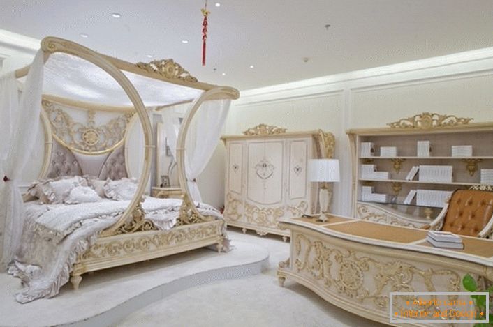 Camera da letto in stile barocco in una delle case nel nord-ovest della regione di Mosca. Un progetto di design costruito correttamente combina armoniosamente le aree notte e di lavoro.