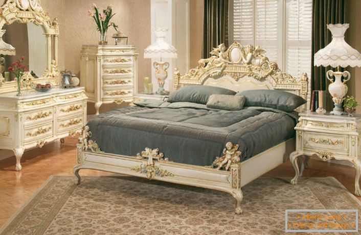 La camera da letto è arredata secondo lo stile del romanticismo. L'elemento principale notevole è l'arredamento scolpito figurato dei mobili.