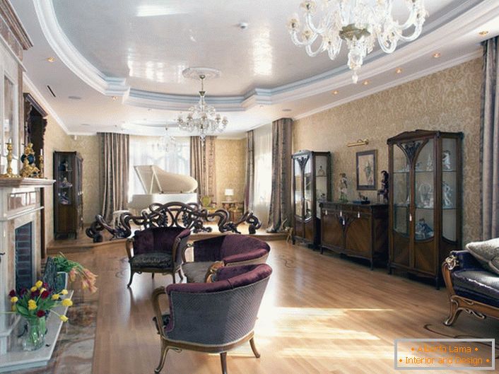 Una soluzione elegante per organizzare l'interno del soggiorno nello stile del romanticismo.