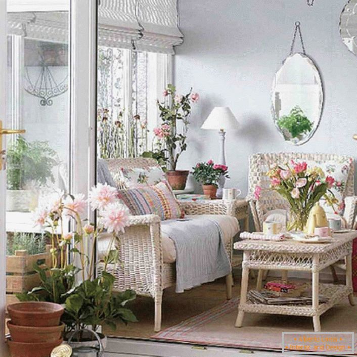 Una piccola veranda nello stile del Romanticismo è un luogo ideale per chi ama leggere.