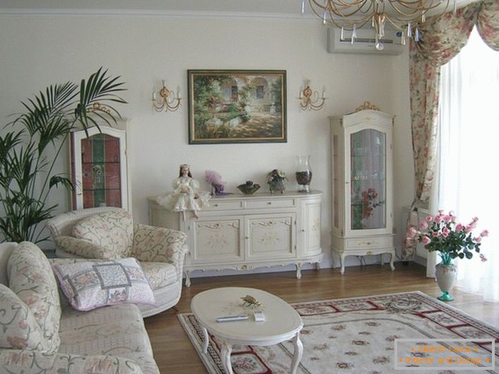 L'ampio soggiorno è decorato in uno stile romantico con colori chiari.
