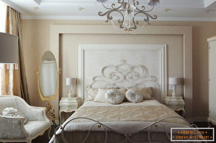 Camera da letto di famiglia di lusso nello stile del romanticismo è attraente interni sobrio sobrio in colori chiari.