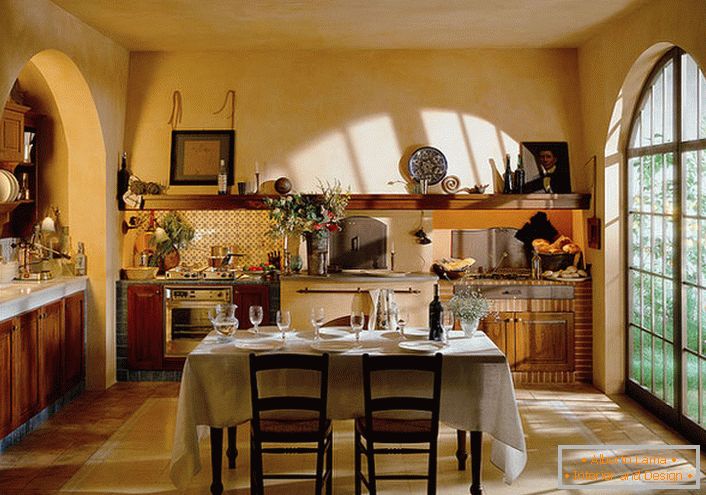 La cucina è in stile rustico con una grande finestra panoramica. La zona lavoro e pranzo in cucina ottiene la massima luce naturale.