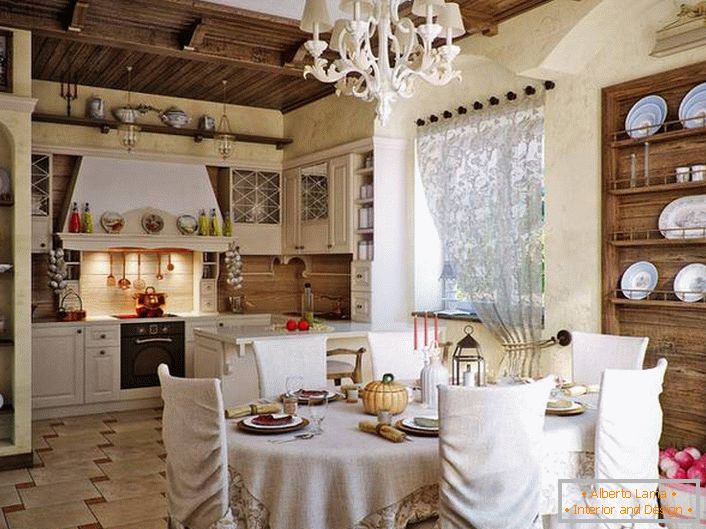 Cucina accogliente in stile rustico. Notevoli sono gli scaffali decorativi in ​​legno per piatti e altri utensili. 