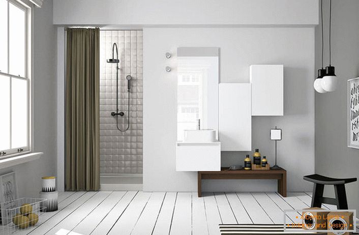 Nell'interno del bagno in stile scandinavo, il pavimento lucido è particolarmente attraente. 