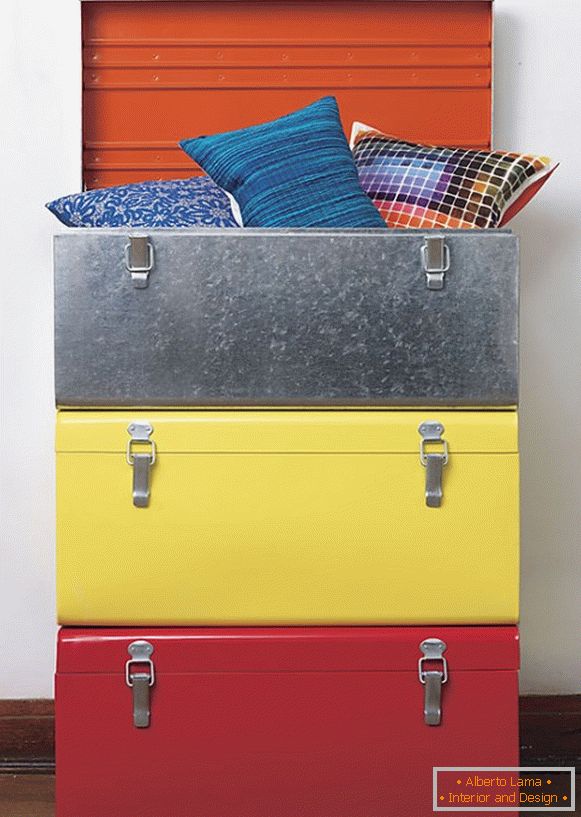 Cuscini multicolori in una valigia