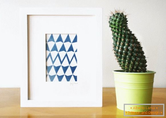 Una foto con una stampa geometrica e un cactus